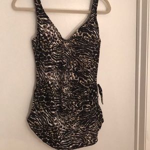 One piece print size 16 bathing suit 🕶⛱